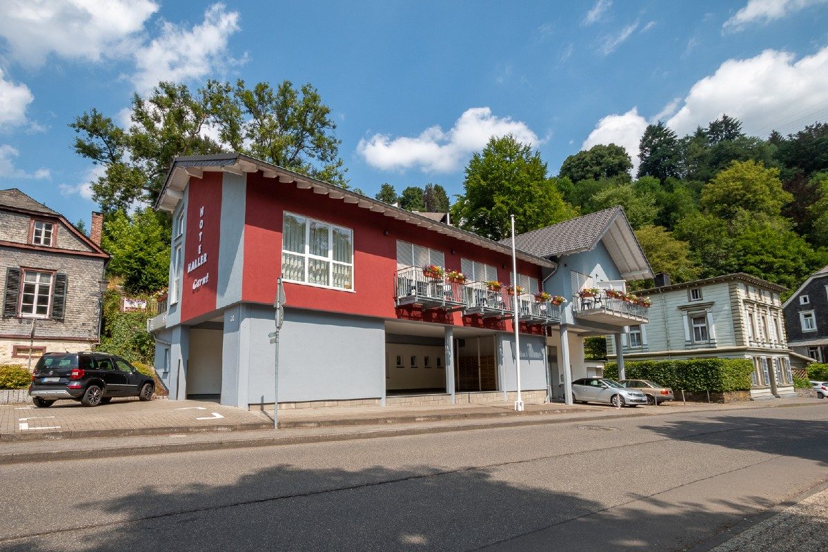 Außenansicht des Hotel Haller in Monschau mit Balkonen und Blumenkästen