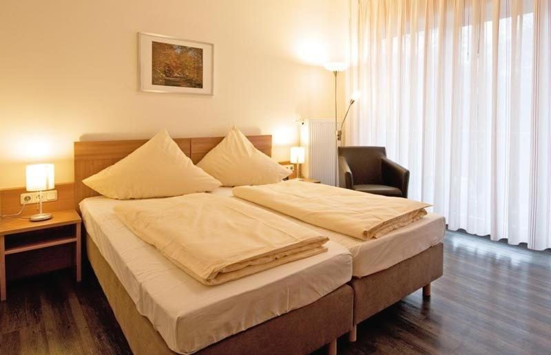 Standard Doppelzimmer mit Doppelbett, Sessel und bodentiefem Fenster