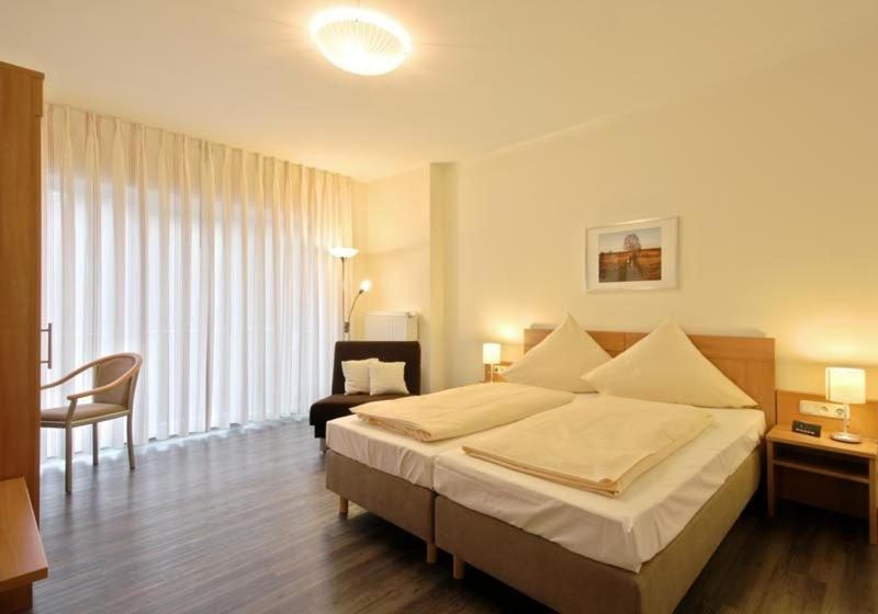 Komfort Doppelzimmer mit Doppelbett, Sitzecke und bodentiefem Fenster